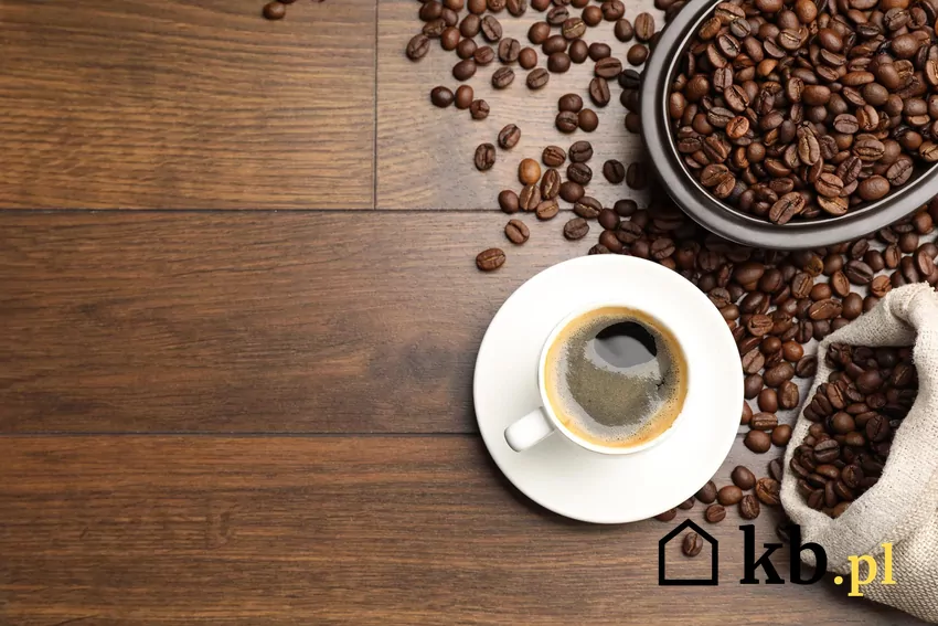 Filiżanka z zaparzoną kawą, obok ziarna kawy