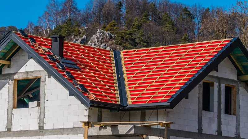 Mostki termiczne na styku dachu i ściany to miejsca, przez które ciepło ucieka z domu najczęściej. budowa dachu