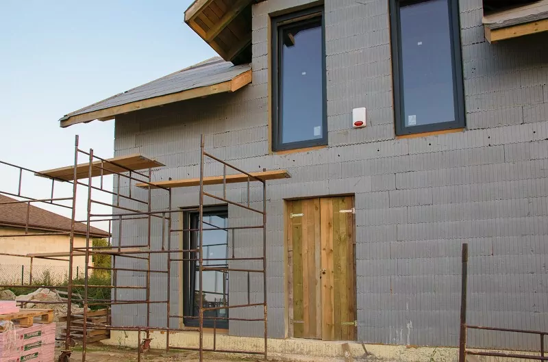 Nieszczelne okna i źle wykonane ościeża mogą zamienić Twój komfort w przeciąg – właściwa izolacja to oszczędność i zdrowie. dom w budowie