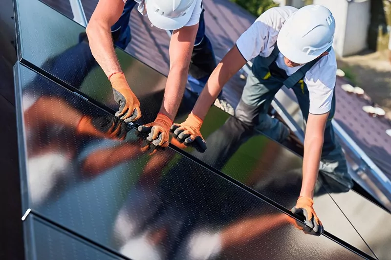 instalacja paneli na dachu