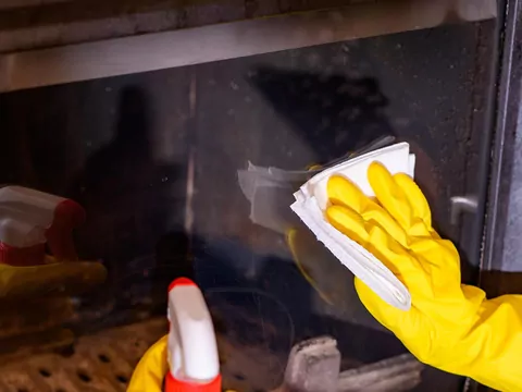 Czyszczenie komina przy ogrzewaniu drewnem