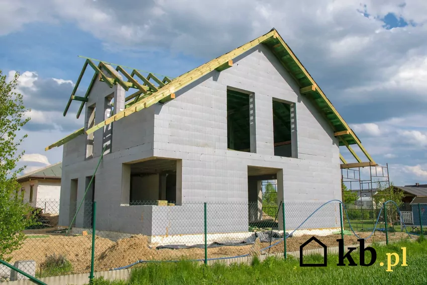 Koszt budowy domu jest uzależniony m.in. od wybranej metody budowlanej dom jednorodzinny w budowie