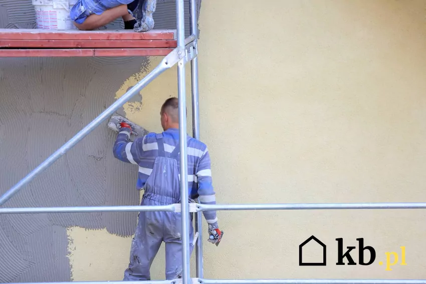 Tynkowa elewacja wygrywa pod względem ekonomicznym, ale Polacy coraz częściej wybierają inne rozwiązania tynkowanie elewacji domu