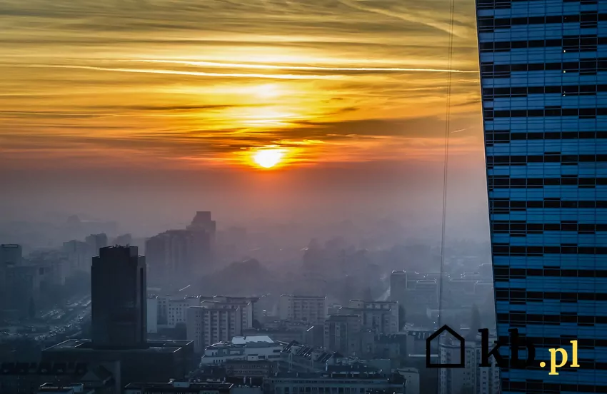 warszawskie budynki w gęstej mgle