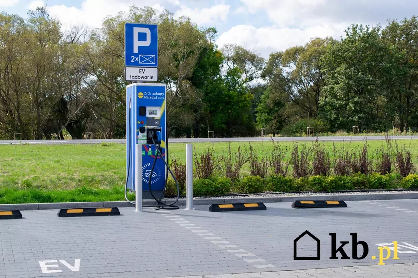 Parking pod Lidlem i stacje ładowania pojazdów