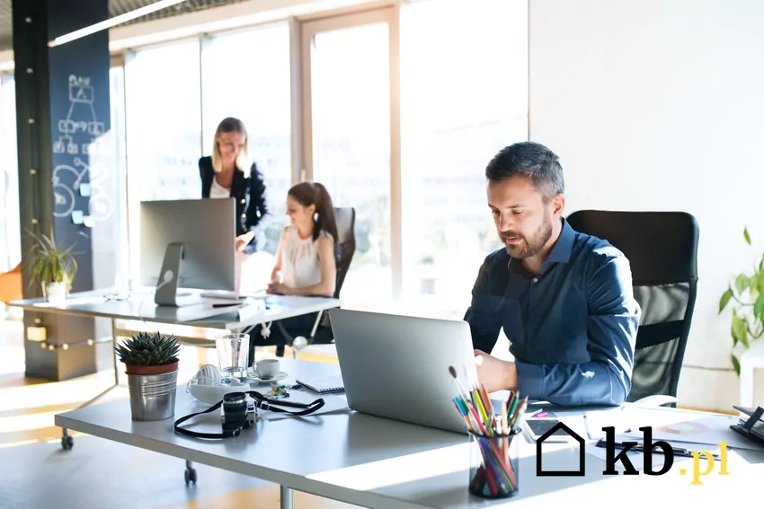 Planując biuro w bloku, warto upewnić się, że nie wymaga ono zgody wspólnoty mieszkaniowej Biuro