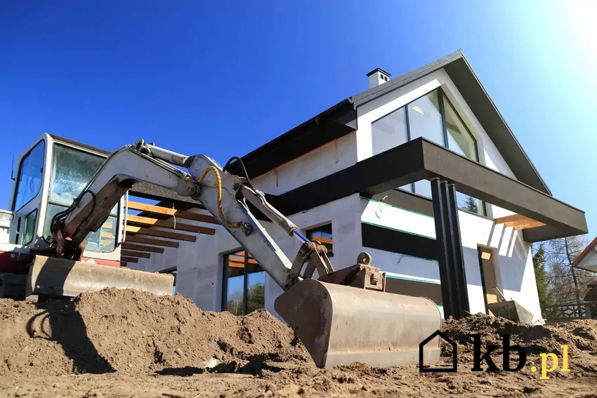 Koparka przy budowie domu jednorodzinnego