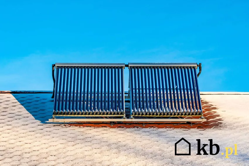 Sprawny czynnik grzewczy nie powinien zamarzać nawet podczas dużych mrozów panele solarne na dachu, śnieg