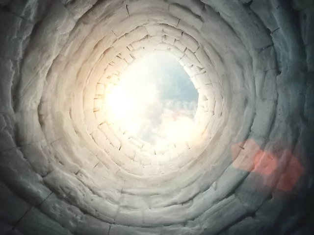 Zamarznięta woda w studni