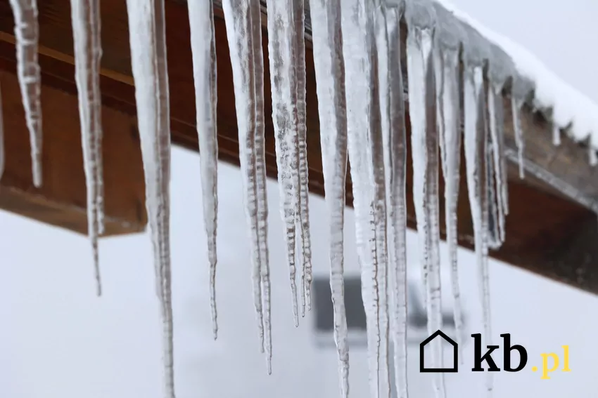 sople zwisające z dachu