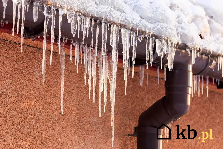 sople zwisające z rynny