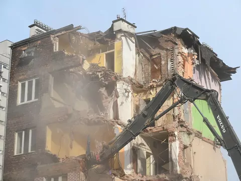 Wyburzanie starych budynków w Warszawie