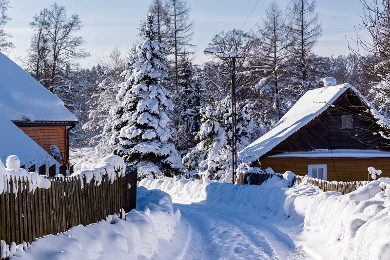 ośnieżone domy na wsi