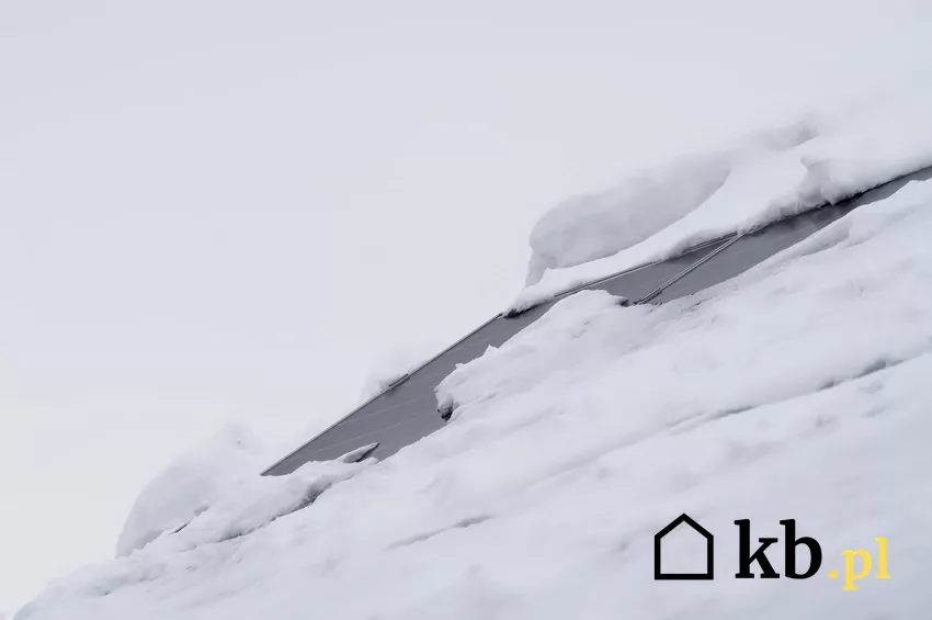 ośnieżone panele fotowoltaiczne