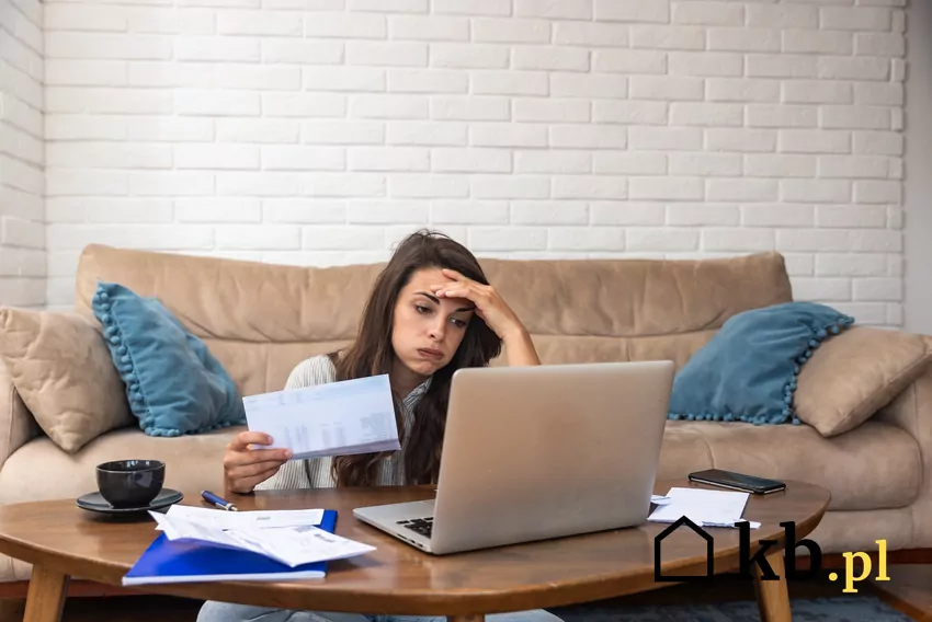 smutna kobieta analizuje dokumenty