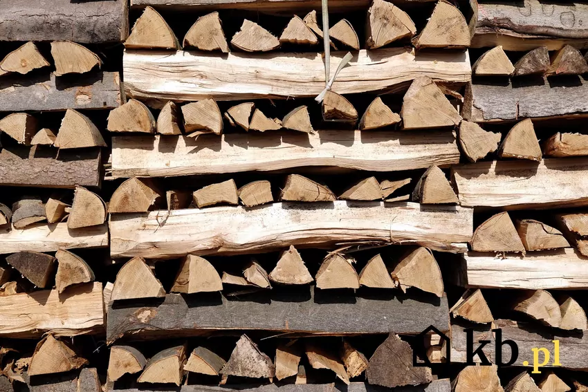 Zaletą drewna opałowego jest jego stosunkowo niska cena Drewno opałowe wymaga odpowiedniego sezonowania oraz magazynowania