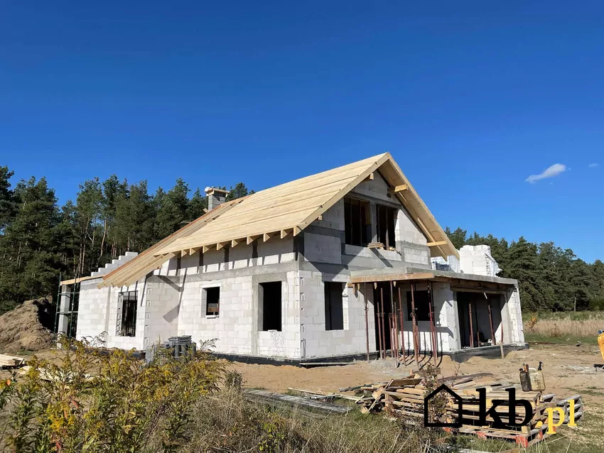 Koszty budowy domów rosną na przestrzeni lat Dom jednorodzinny w trakcie budowy