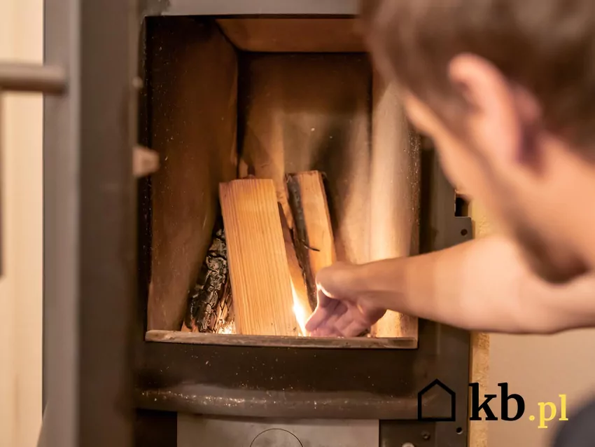 Metoda rozpalania od dołu polega na umieszczeniu rozpałki na dole stosu drewna