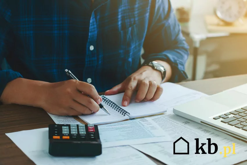 mężczyzna podlicza wydatki