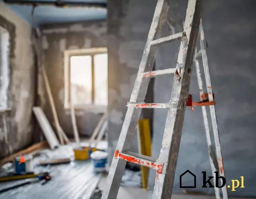Remontowane mieszkanie z drabiną na środku pomieszczenia