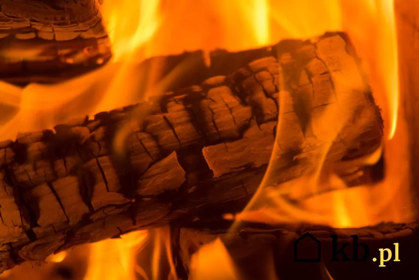 Strzelanie i trzaskanie w kominku nie stanowi zagrożenia i jest wynikiem różnych procesów fizycznych i chemicznych