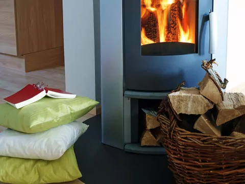 Dlaczego drewno strzela w kominku?