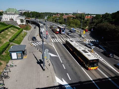 Zmiany w komunikacji miejskiej w Warszawie wg AI