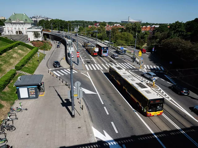 Zmiany w komunikacji miejskiej w Warszawie wg AI
