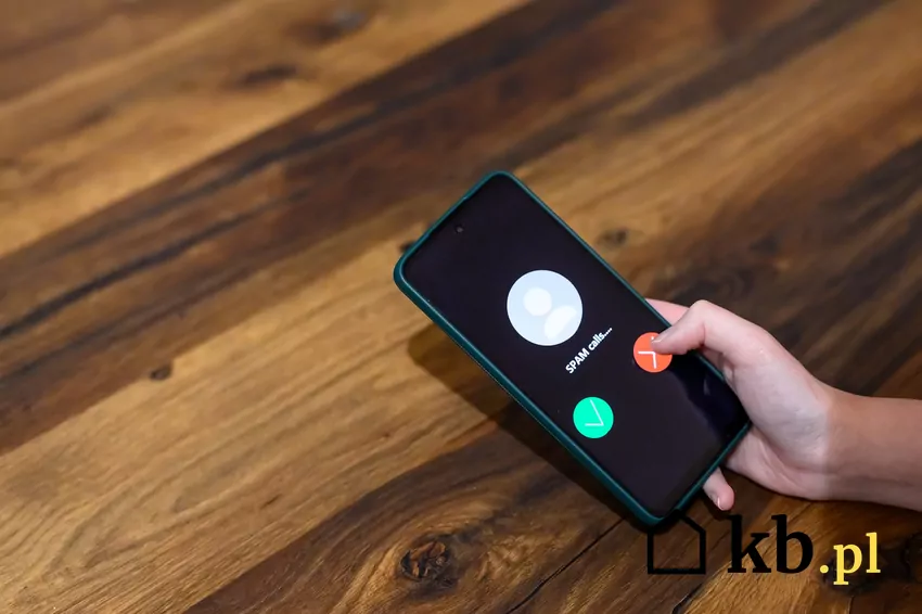 Czy powinniśmy odbierać połączenia od nieznanych numerów? dzwoniący telefon, spam