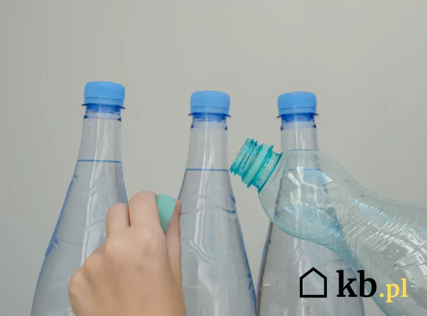 Kaucja za plastikowe butelki wynosi 50 groszy plastikowe butelki PET