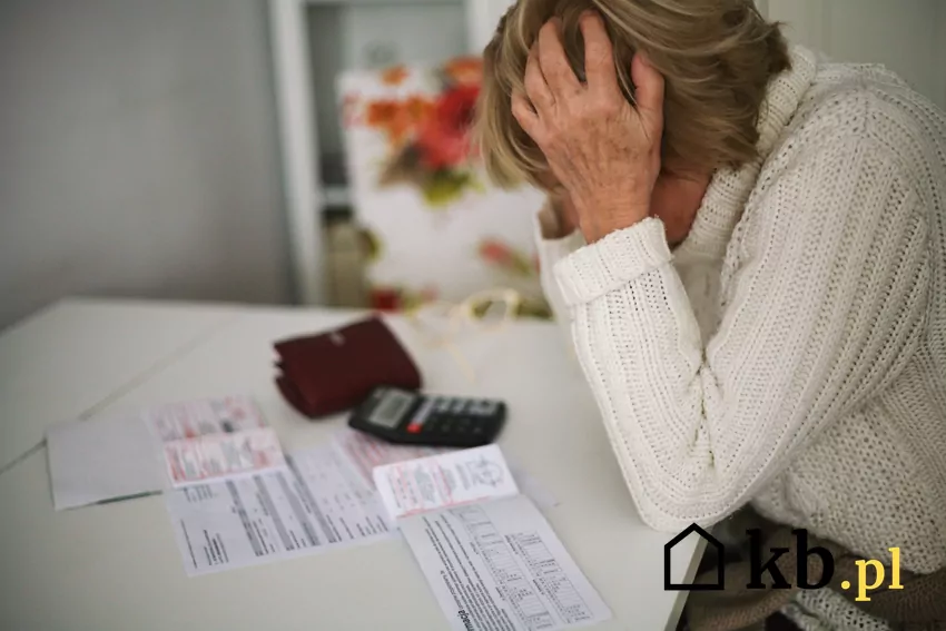Pani Maria nie spodziewała się tak wysokich rachunków zrozpaczona kobieta, rachunki