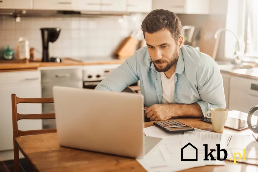 Łukasz jest zadowolony ze swojej pompy ciepła, choć generuje ona duże wydatki mężczyzna analizuje rachunki