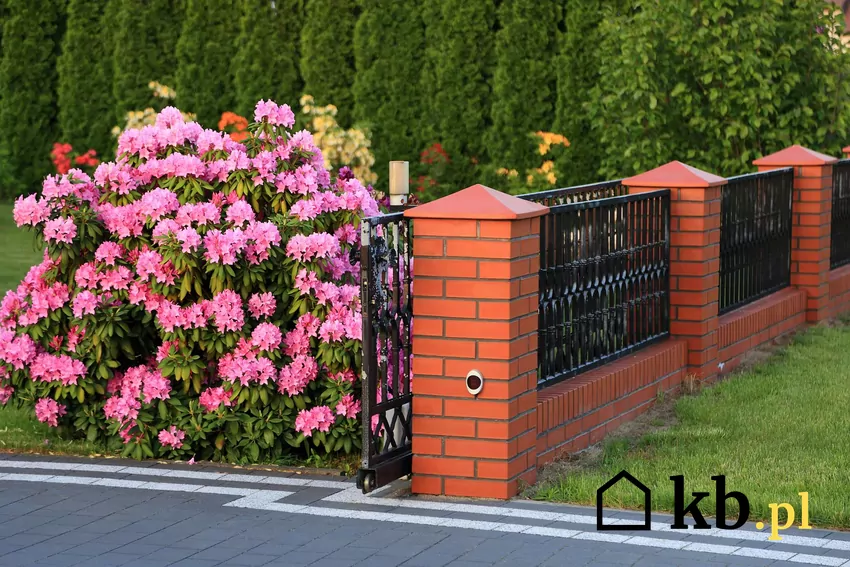 Nowoczesne ogrodzenie z klinkieru