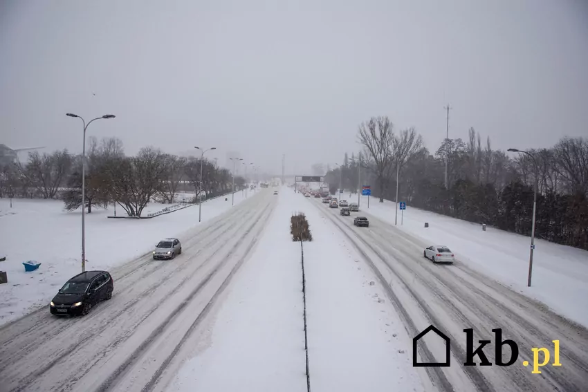 zaśnieżona ulica w Warszawie