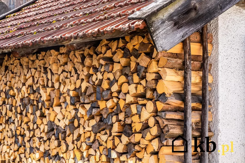 Ilość drewna opałowego na sezon zależy głównie od rodzaju drewna Warunkiem podstawowym dobrego opału jest jego niska wilgotność
