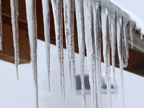 Mróz a uszkodzenia dachu