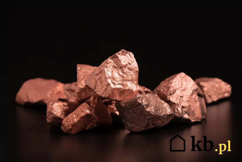 Miedź jest uważna za jeden z surowców strategicznych bryłki miedzi, samorodki