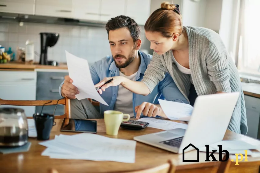 kobieta i mężczyzna analizują fakturę
