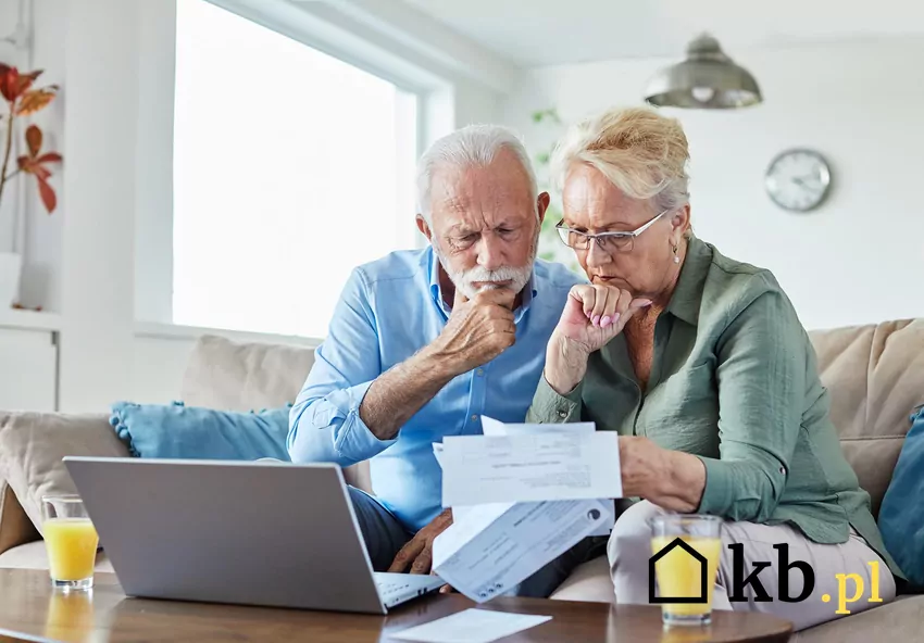 para starszych ludzi patrzy na rachunki