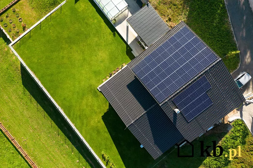 Obecnie fotowoltaikę coraz częściej wyposaża się w magazyny energii Panele PV na dachu domu jednorodzinnego