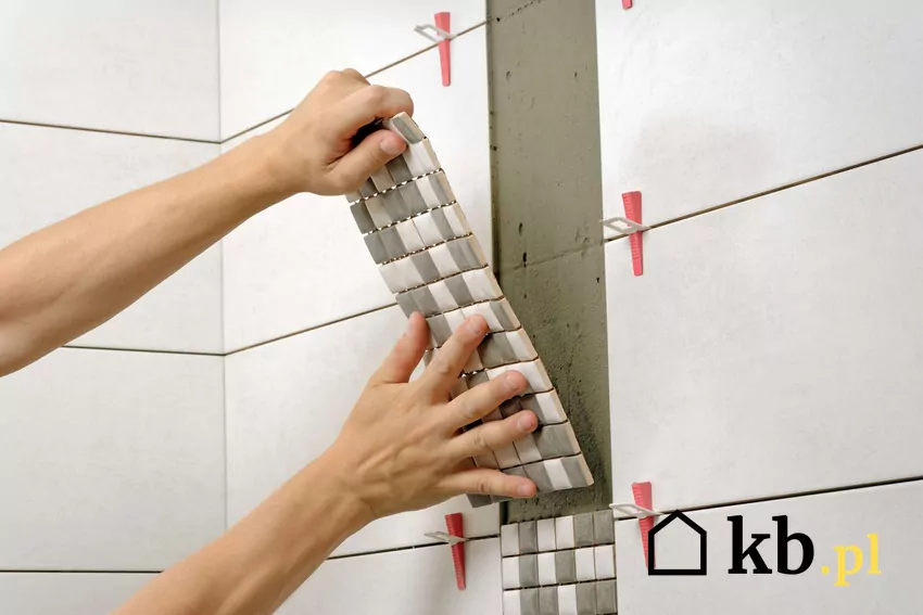 Remont łazienki i układanie mozaiki na ścianie