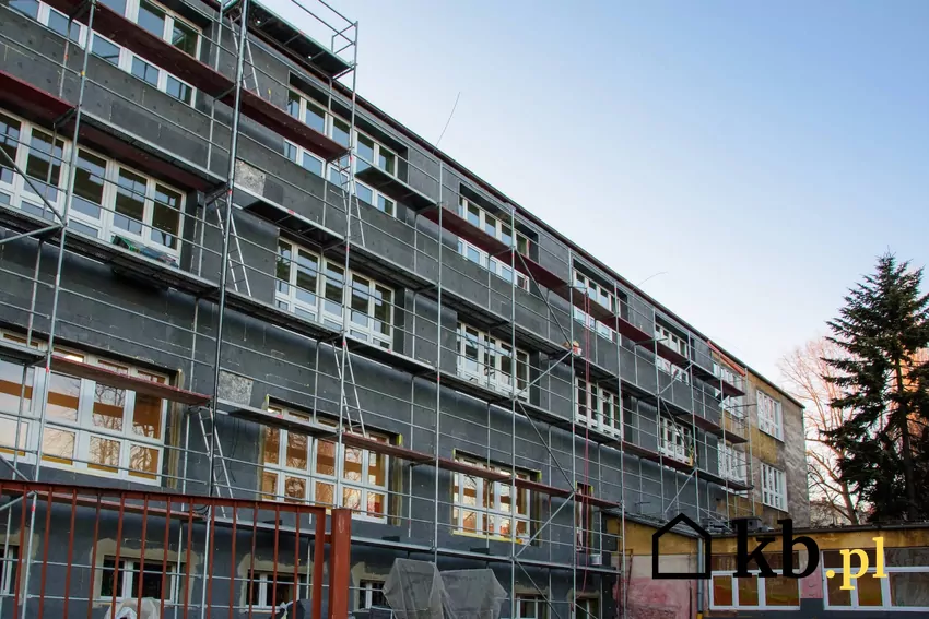 Samorządy mogą ubiegać się o dofinansowanie do termomodernizacji placówek oświatowych remont starej szkoły