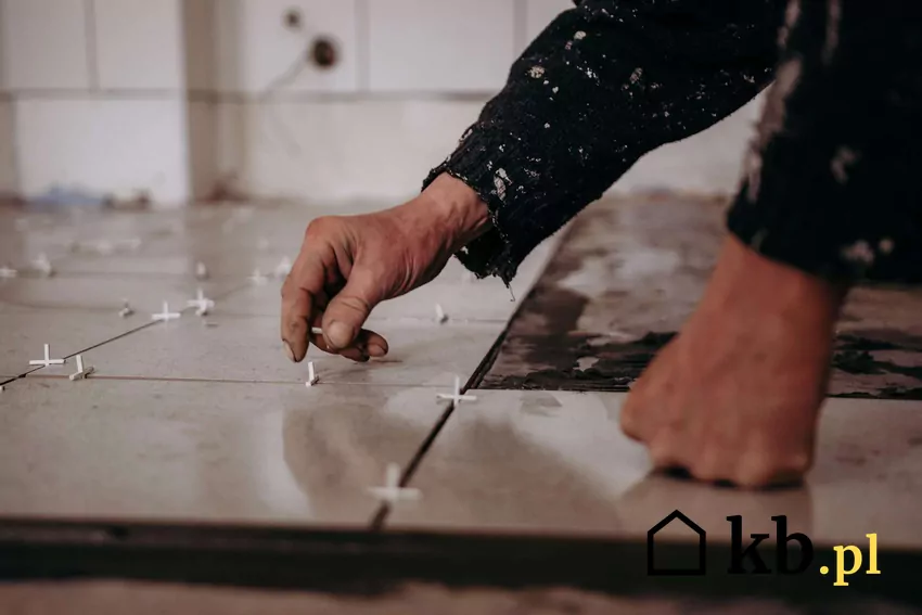 Układanie płytek podlogowych