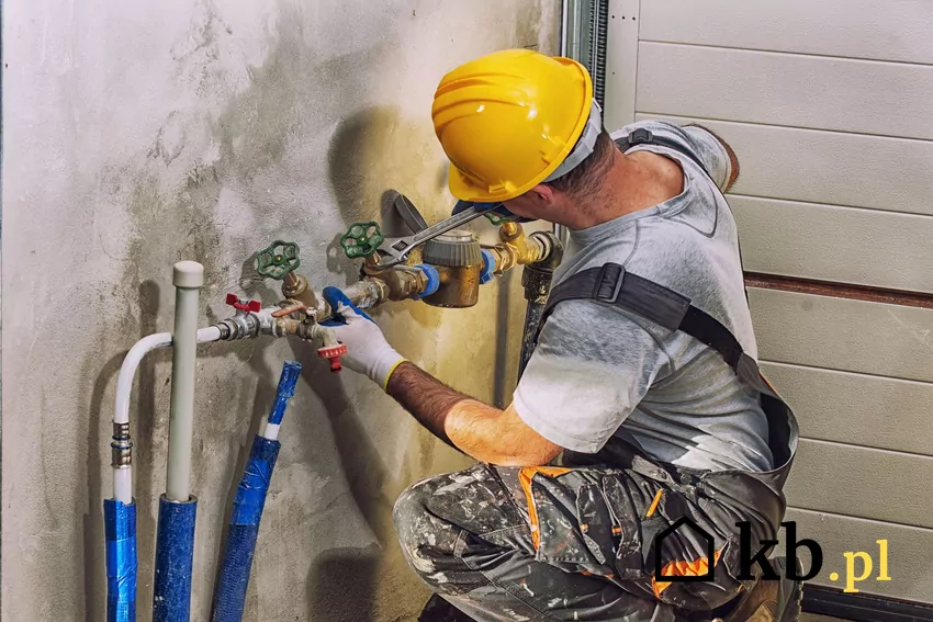 Hydraulik montujący zawory