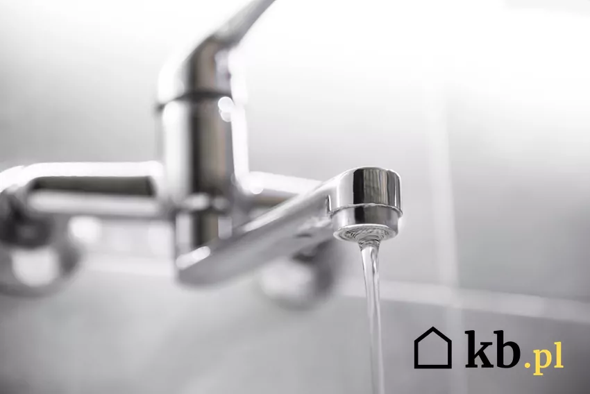 woda lecąca z kranu