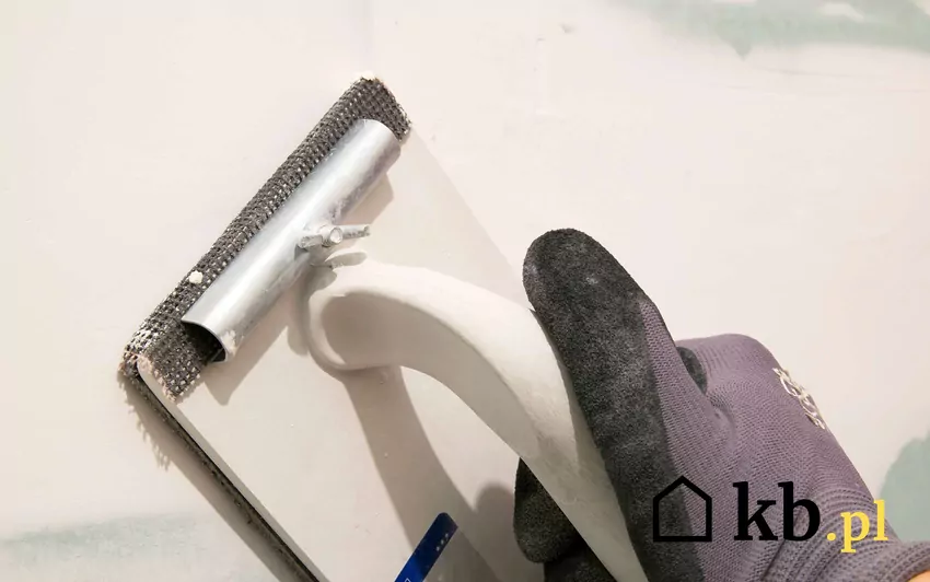 Tynkowanie ścian i sufitów wymaga dużej precyzji i wprawy Prace tynkarskie i gładzenie ściany