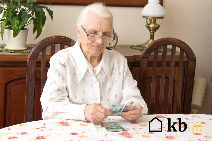 starsza kobieta liczy pieniądze