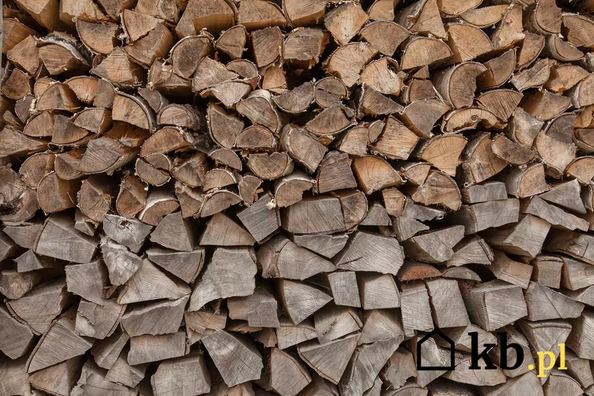 Naturalny proces suszenia drewna na powietrzu jest bardzo długi