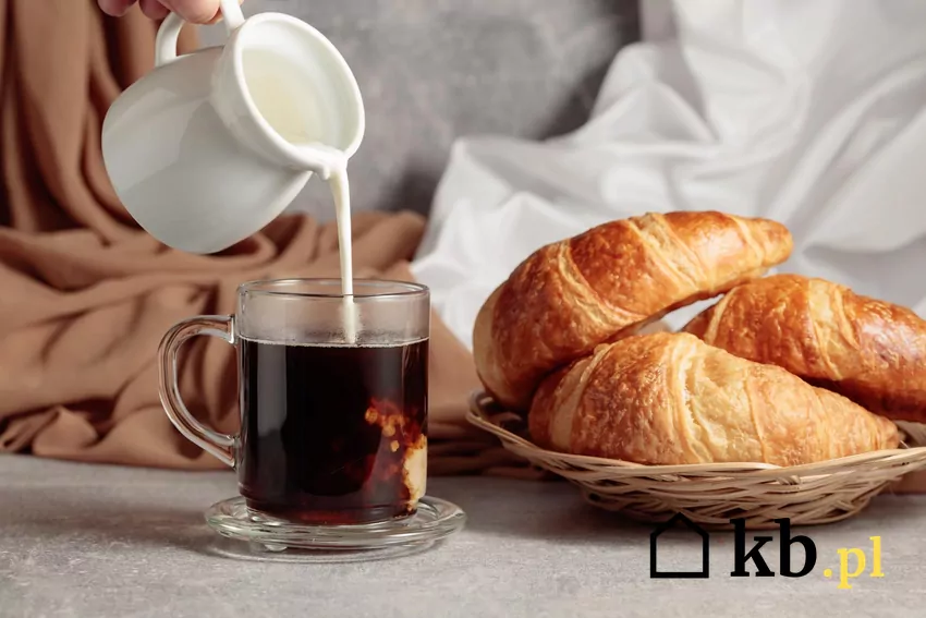 Przegląd gazetki Biedronki z dn. 26-31.01 Wlewanie mleka do kawy