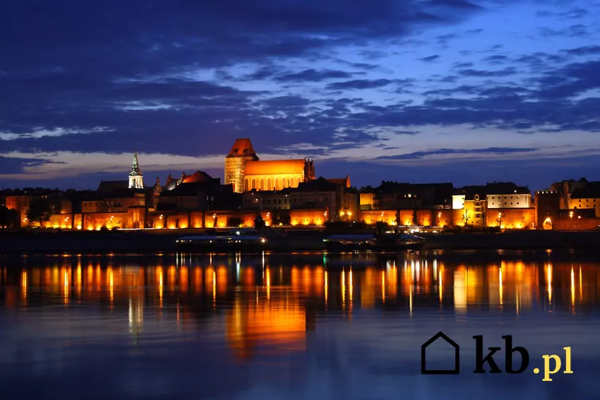 Widok na toruńskie Stare Miasto nocą Toruń